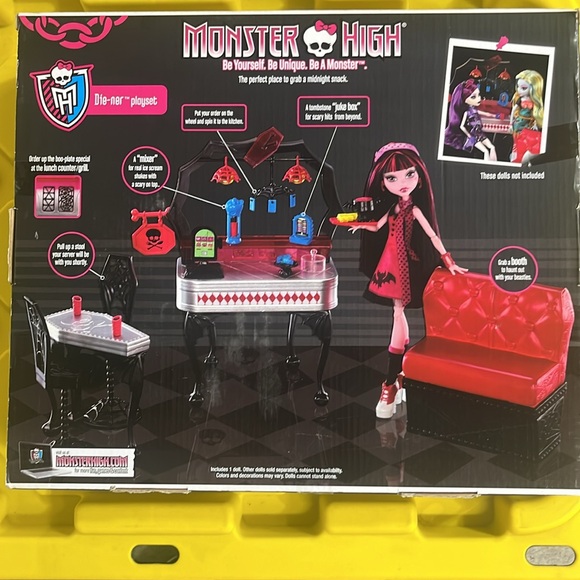 MONSTER HIGH - Die-Ner Set w/DRACULAURA - NIB - Picture 2 of 7